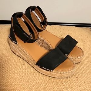 Jessica Cline size 6 simple black wedge sandles